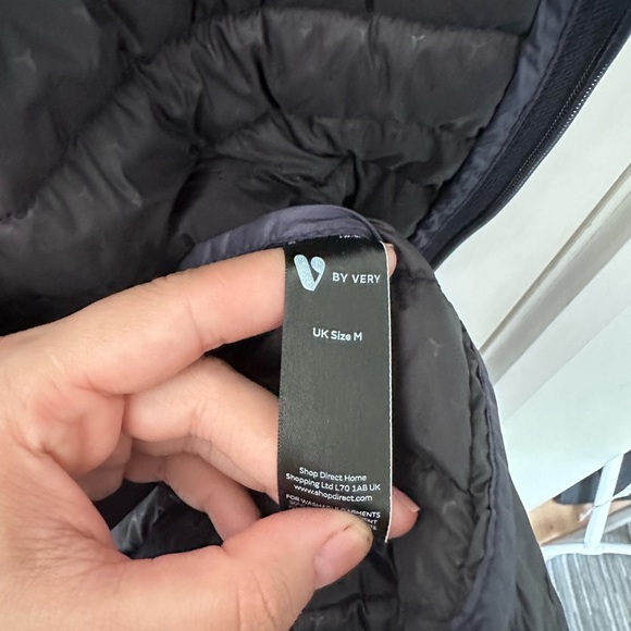 V by very size M Navy light thin quilted jacket with bag - Picture 9 of 12